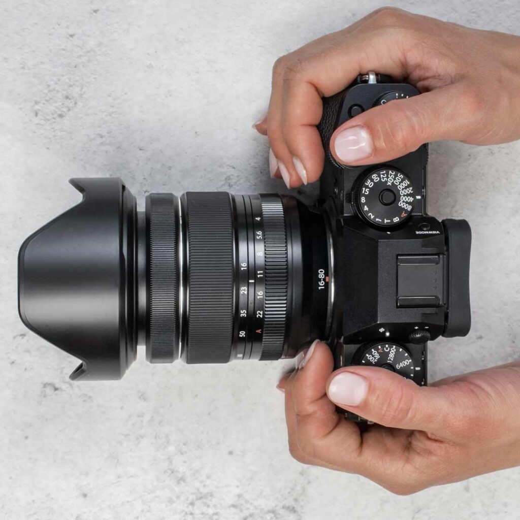 image of a sony mirrorless camera popped up by freepik